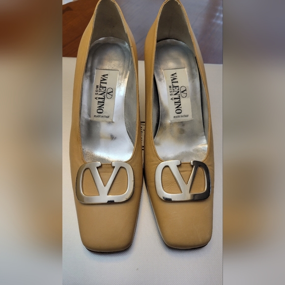 Valentino "Miss V" Signature Heels Size 7 - Picture 1 of 11